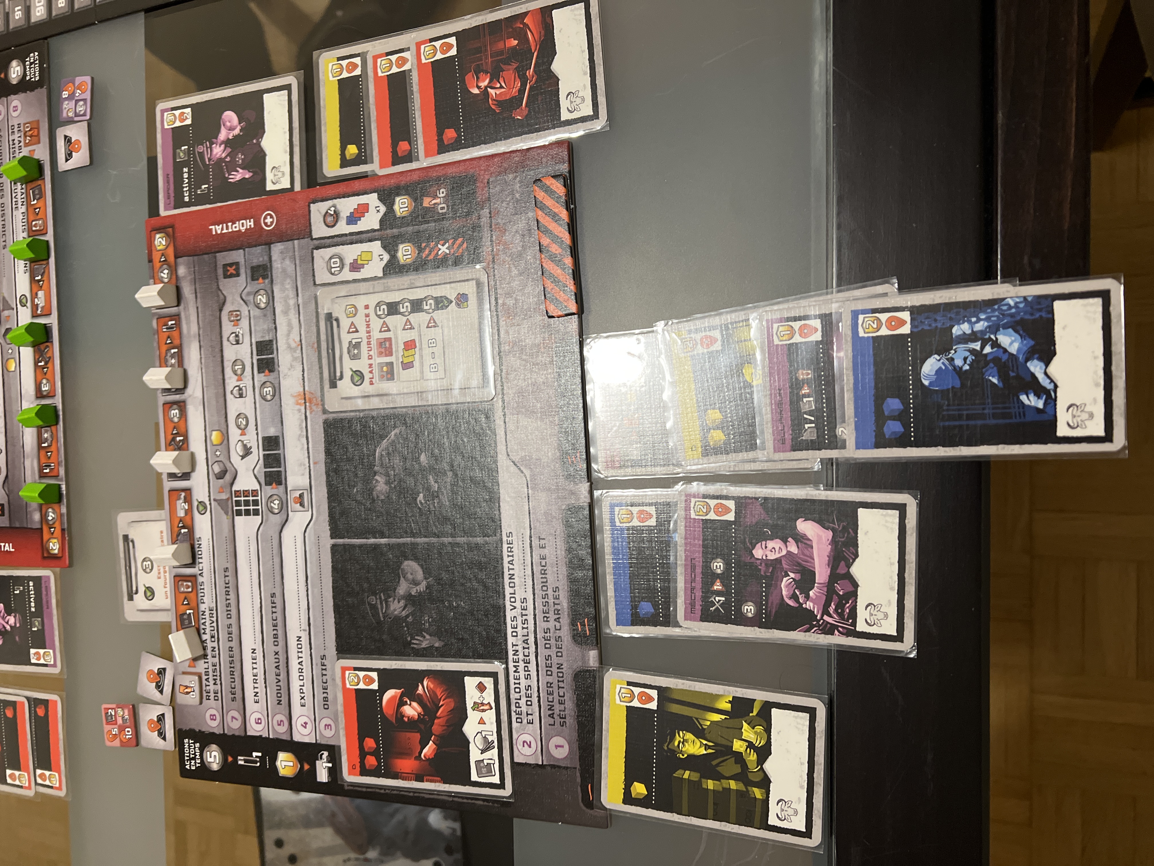 Meeples et cubes ressources de Blackout hong-kong, matériel sobre mais lisible