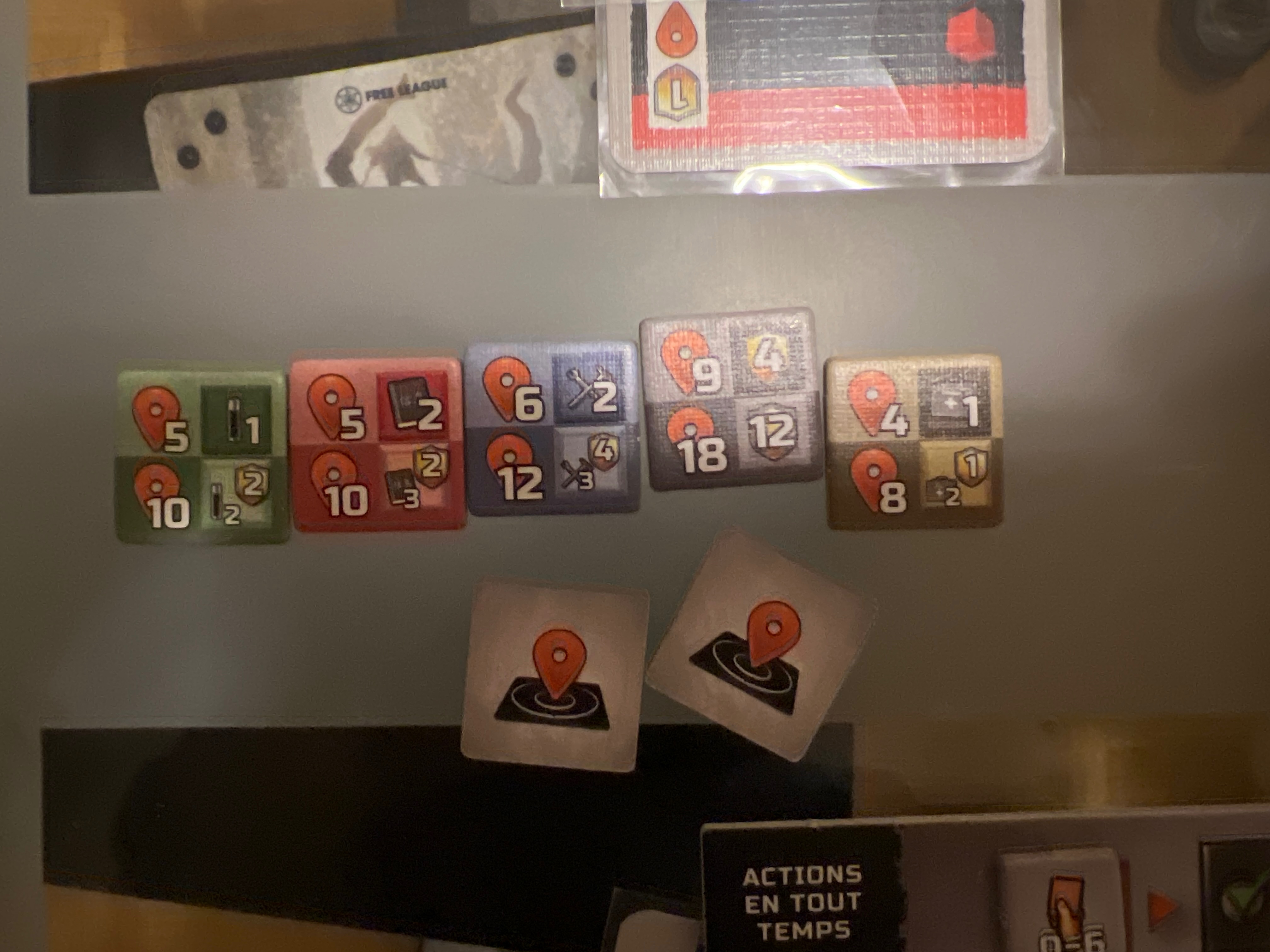 Table de jeu complète lors d'une partie de Blackout hong-kong à 3 joueurs